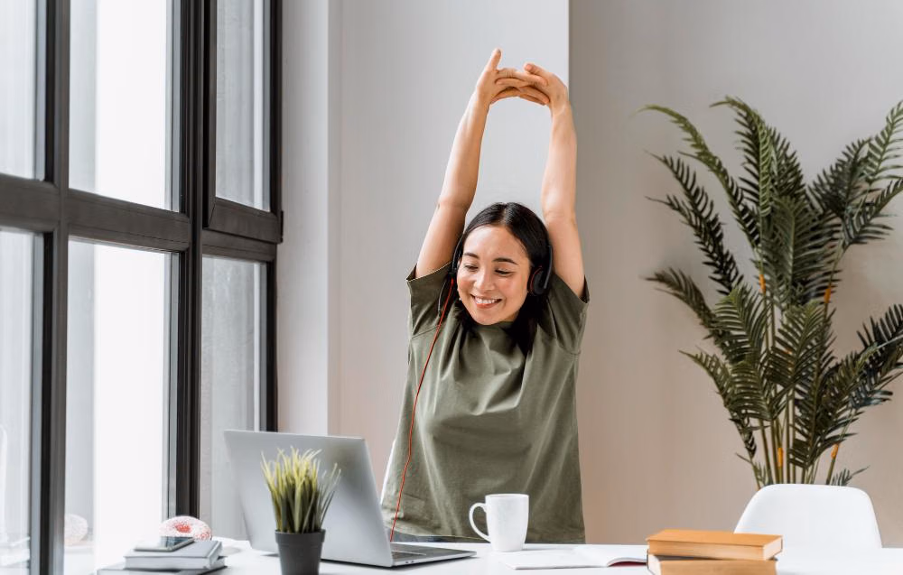 Cara tetap aktif meskipun bekerja lama di depan meja